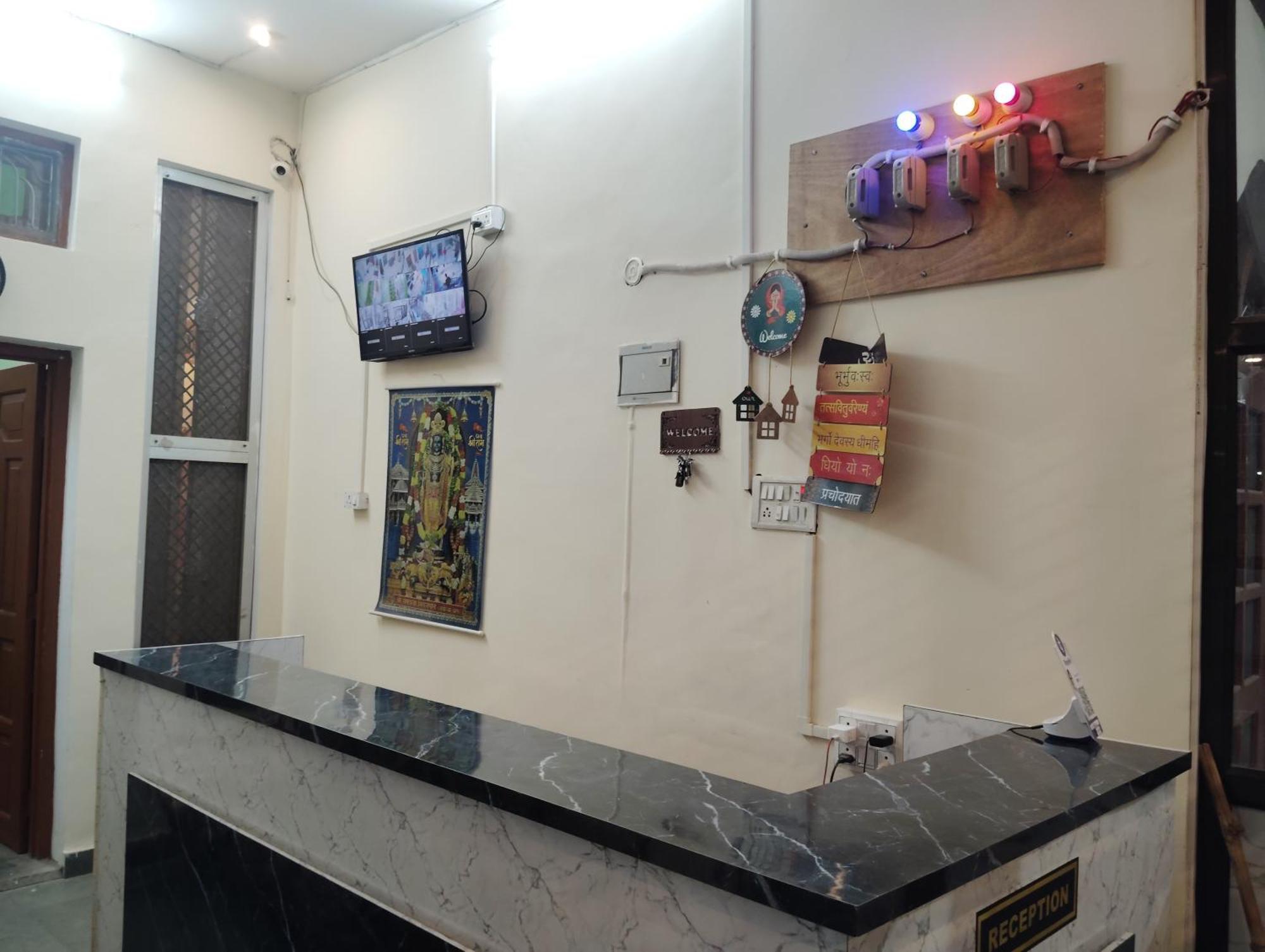 Homestay Om Palace Guest House Ayodhya Dhaam -Ac & Non Ac Rooms *